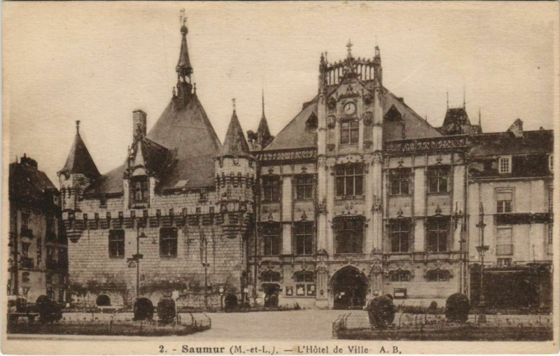 Carte postale ancienne Saumur Hotel de Ville France à Saumur