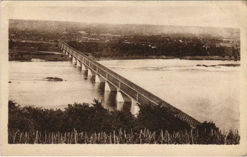 Carte postale ancienne Saumur Viaduc sur la Loire France à Saumur
