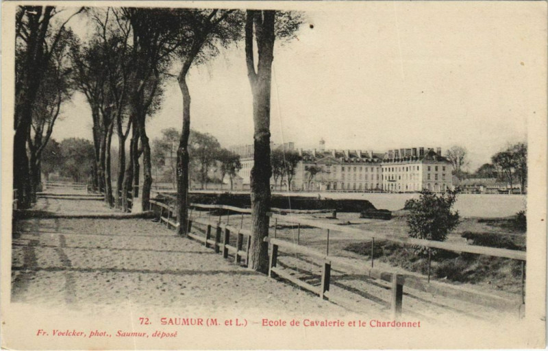 Carte postale ancienne Saumur Ecole de Cavalerie et le Chardonnet France à Saumur
