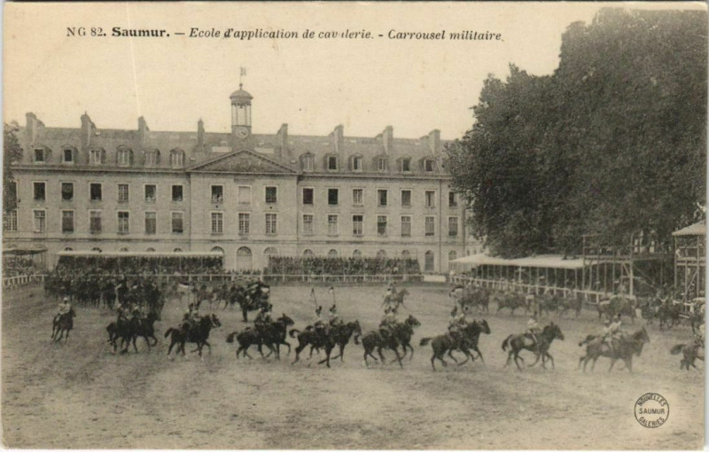 Carte postale ancienne Saumur Ecole d'Application de Cavalerie France à Saumur