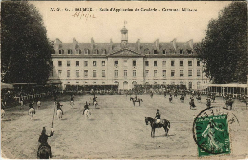 Carte postale ancienne Saumur Ecole d'Application de Cavalerie France à Saumur