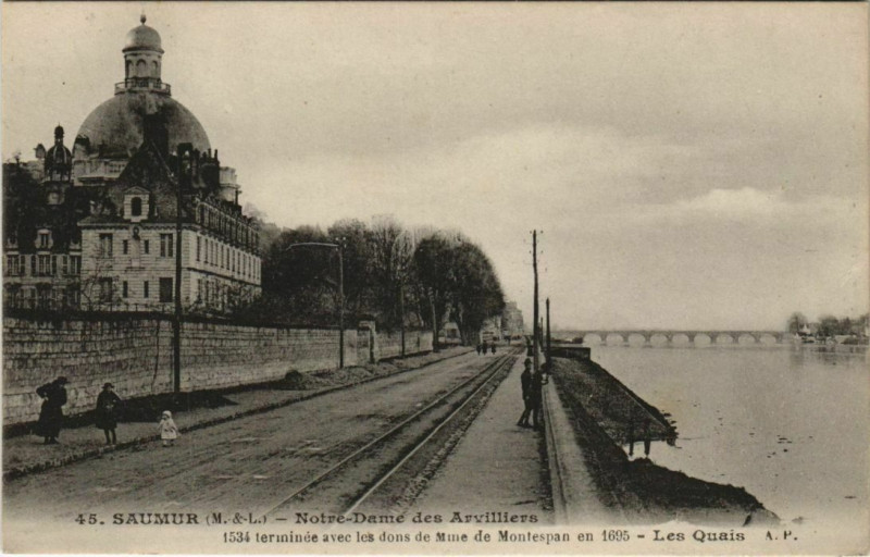 Carte postale ancienne Saumur Notre Dame des Arvilliers France à Saumur