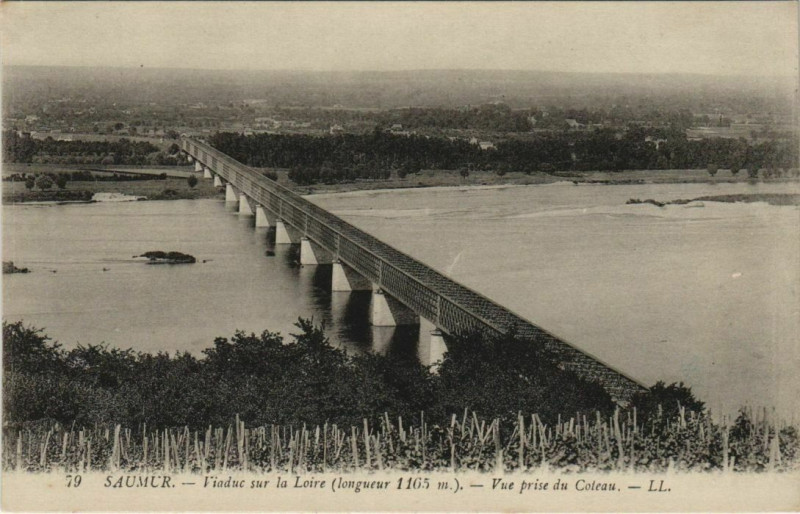Carte postale ancienne Saumur Viaduc sur la Loire France à Saumur