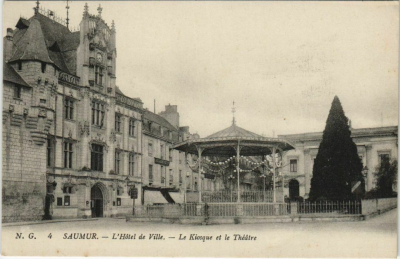 Carte postale ancienne Saumur Hotel de Ville ,Kiosque et le Theatre France à Saumur