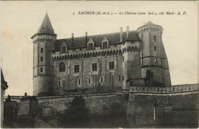 Carte postale ancienne Saumur Le Chateau France à Saumur