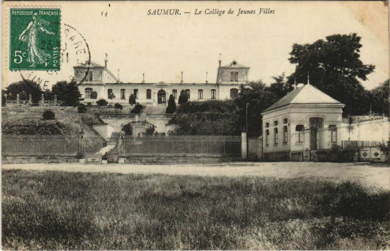 Carte postale ancienne Saumur Le College de Jeunes Filles France à Saumur