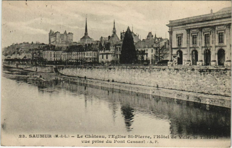Carte postale ancienne Saumur Le Chateau, Eglise Saint-Pierre, Hotel de Ville France à Saumur