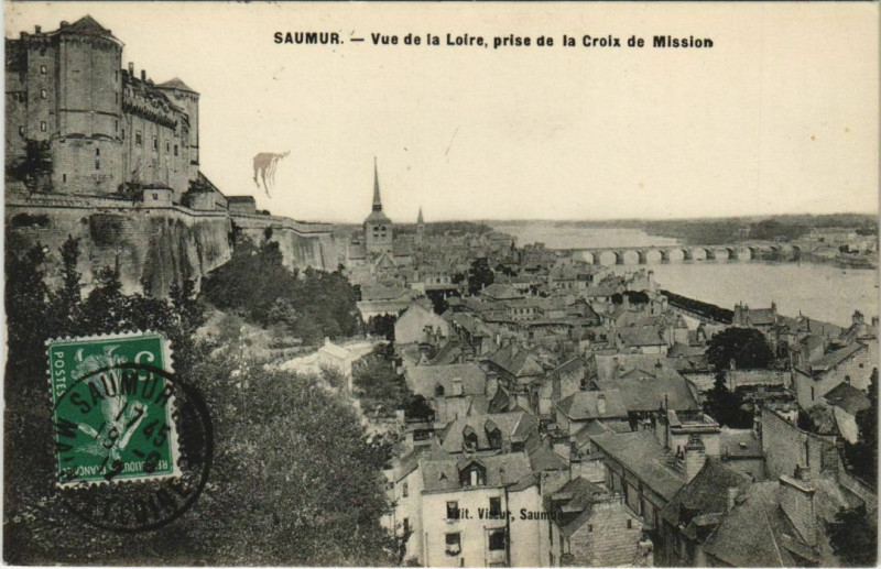 Carte postale ancienne Saumur vue de la Loire France à Saumur