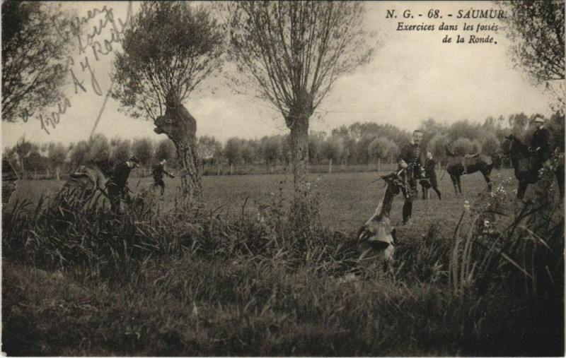 Carte postale ancienne Saumur Exercices dans les fosses de la Ronde France à Saumur