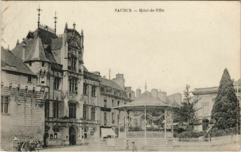 Carte postale ancienne Saumur Hotel de Ville France à Saumur