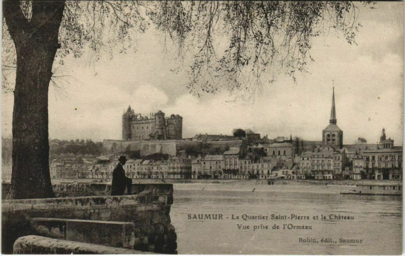 Carte postale ancienne Saumur Quartier Saint-Pierre et le Chateau France à Saumur