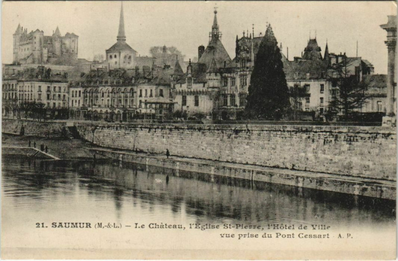 Carte postale ancienne Saumur Le Chateau, Eglise Saint-Pierre, Hotel de Ville France à Saumur