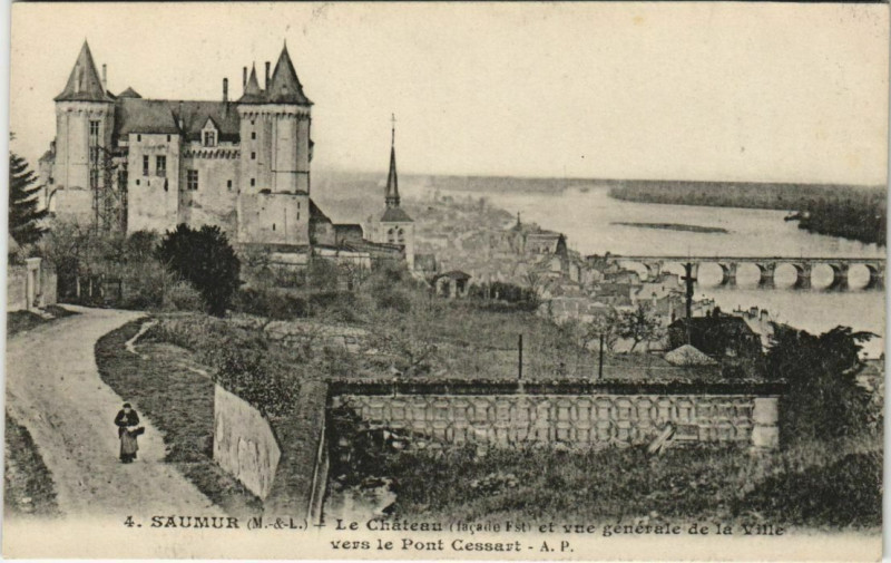 Carte postale ancienne Saumur Le Chateau France à Saumur