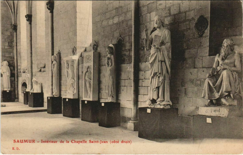 Carte postale ancienne Saumur Interieur de la Chapelle Saint-Jean France à Saumur
