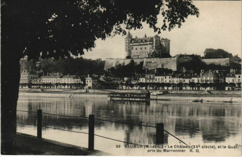 Carte postale ancienne Saumur Le Chateau France à Saumur