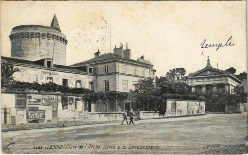 Carte postale ancienne Saumur Place de l'Arche Doree&la Gendarmerie France à Saumur