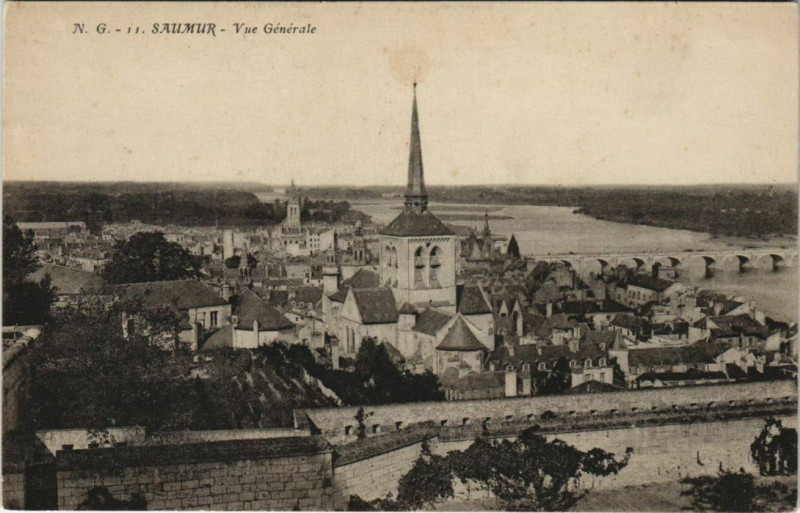 Carte postale ancienne Saumur vue generale France à Saumur