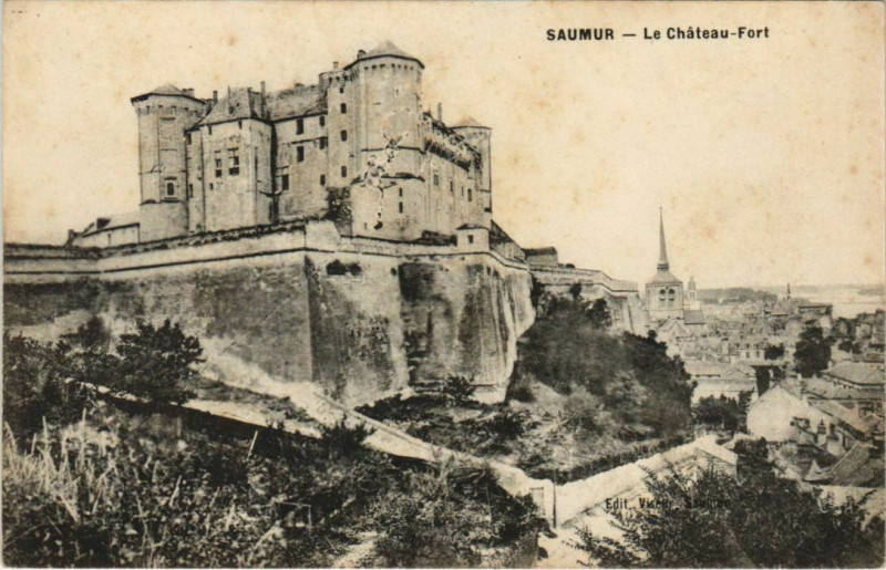 Carte postale ancienne Saumur Chateau Fort France à Saumur