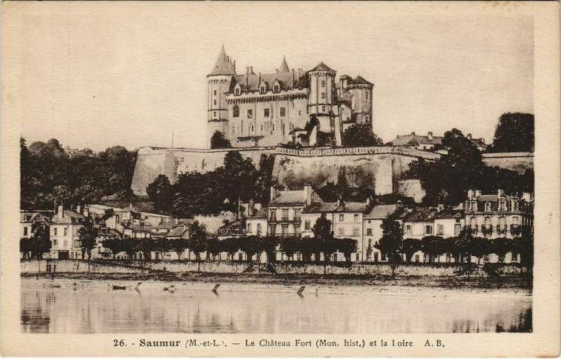 Carte postale ancienne Saumur Chateau Fort France à Saumur