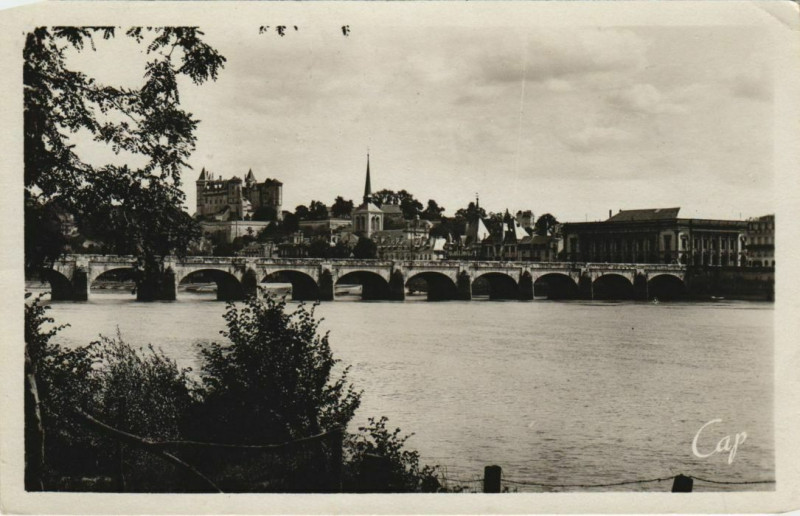Carte postale ancienne Saumur vue sur le pont et la ville France à Saumur