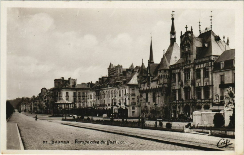 Carte postale ancienne Saumur Perspective du Quai France à Saumur