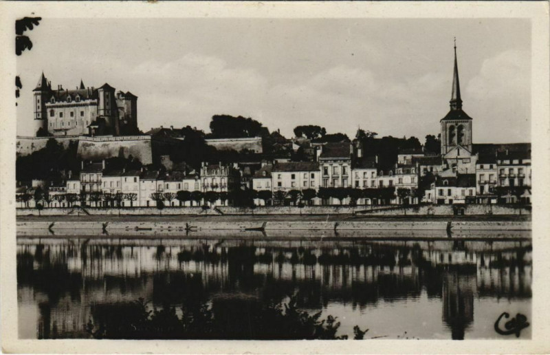 Carte postale ancienne Saumur vue vers le Chateau France à Saumur