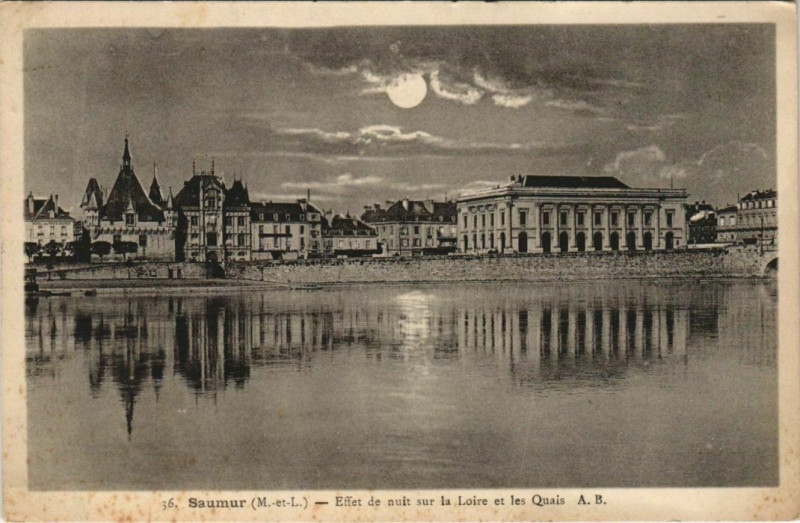 Carte postale ancienne Saumur Effet de nuit sur la Loire et les Quais France à Saumur