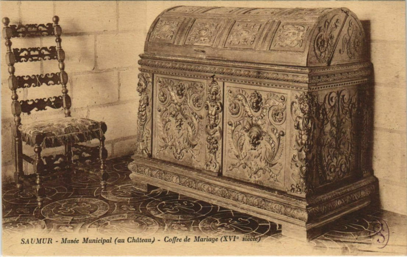 Carte postale ancienne Saumur Musee Municipal, Coffre de Mariage France à Saumur