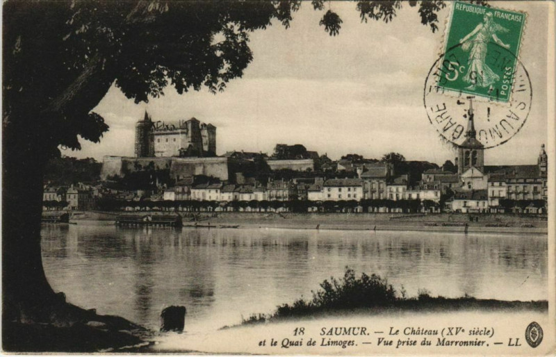 Carte postale ancienne Saumur Chateau et le Quai de Limoges France à Saumur