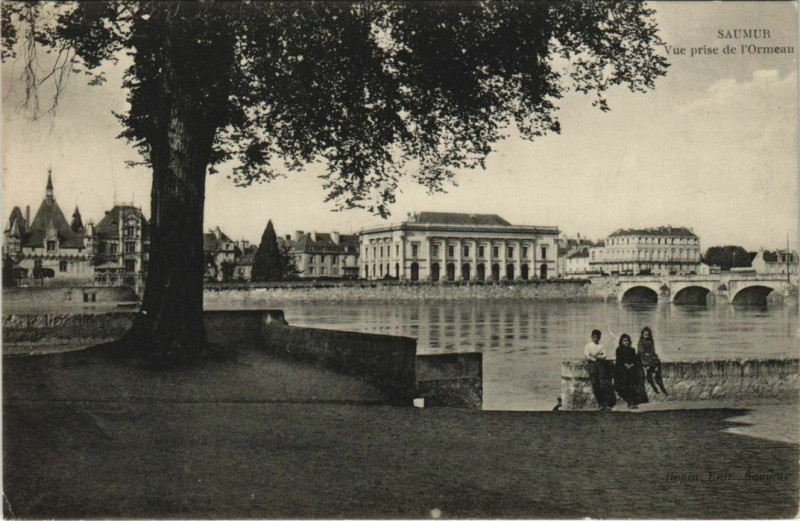 Carte postale ancienne Saumur vue prise de l'Ormeau France à Saumur