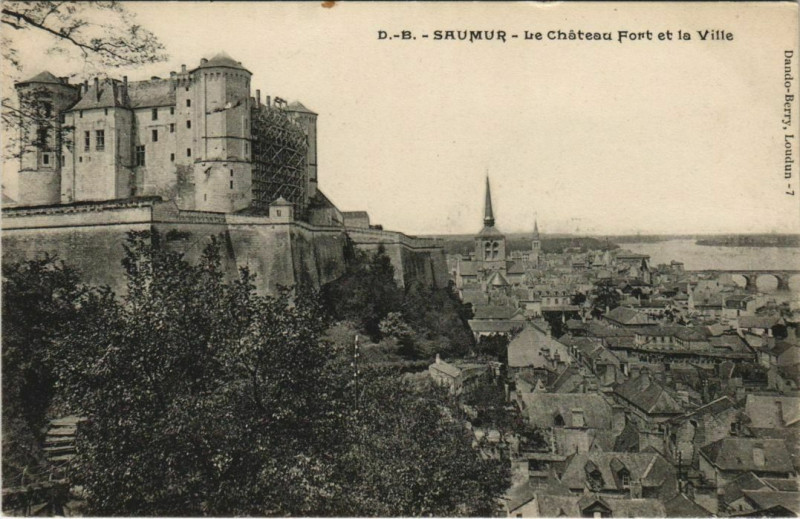Carte postale ancienne Saumur Chateau Fort France à Saumur