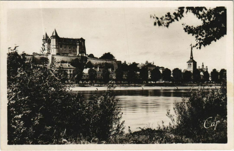 Carte postale ancienne Saumur Paysage vers le Chateau et Saint-Pierre France à Saumur