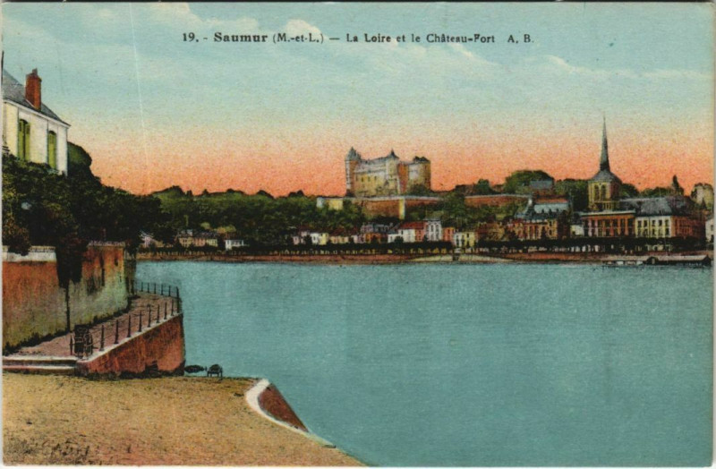 Carte postale ancienne Saumur La Loire et le Chateau Fort France à Saumur