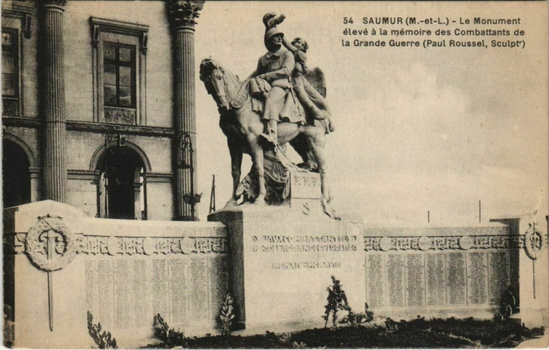Carte postale ancienne Saumur Monument a la memoire des Combattants France à Saumur