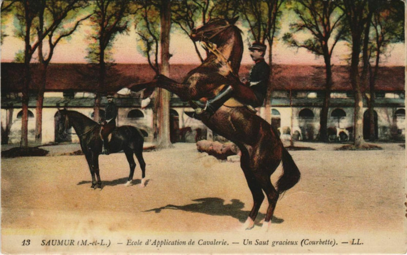 Carte postale ancienne Saumur Ecole d'Application de Cavalerie France à Saumur