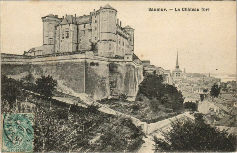 Carte postale ancienne Saumur Chateau Fort France à Saumur