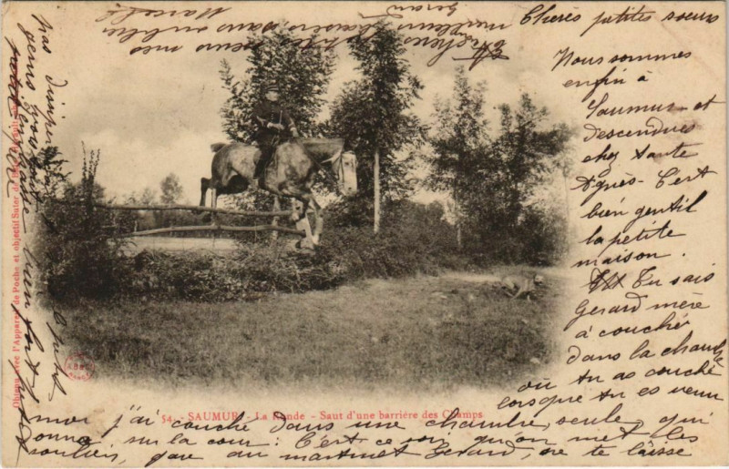 Carte postale ancienne Saumur Saut d'une barriere des Champs France à Saumur