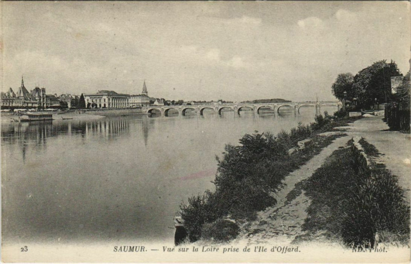 Carte postale ancienne Saumur vue sur la Loire France à Saumur