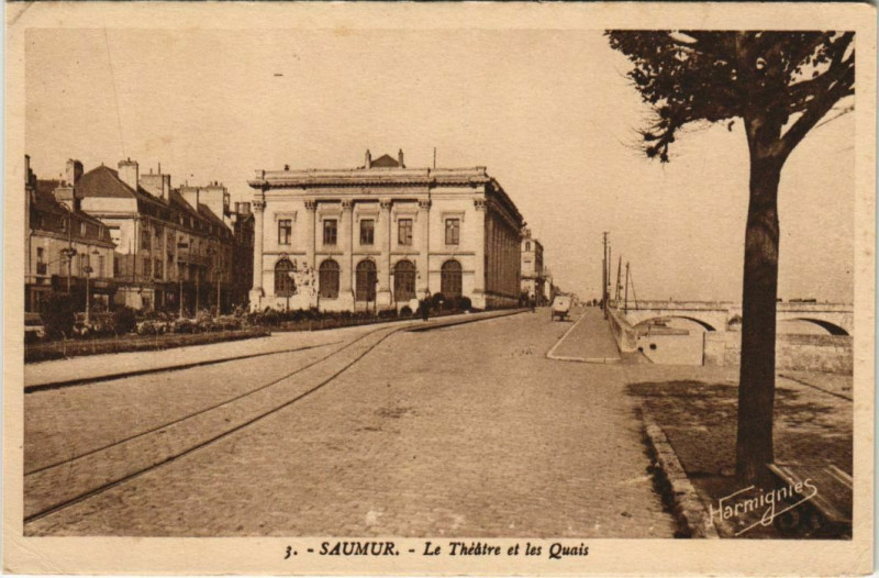 Carte postale ancienne Saumur Theatre et les Quais France à Saumur