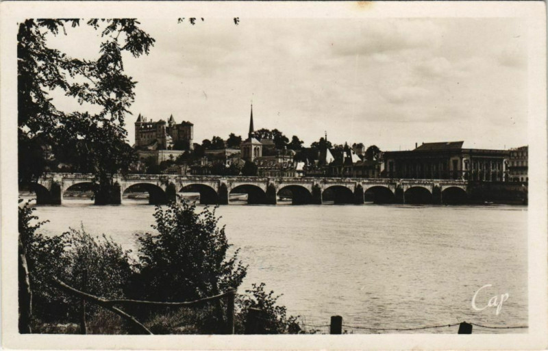 Carte postale ancienne Saumur vue sur le pont et la ville France à Saumur