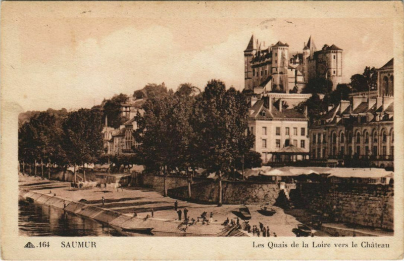 Carte postale ancienne Saumur Les Quais de la Loire France à Saumur