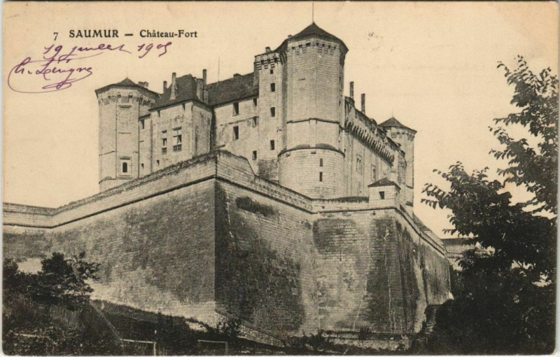 Carte postale ancienne Saumur Chateau Fort France à Saumur