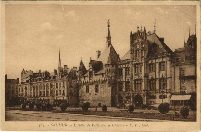Carte postale ancienne Saumur Hotel de Ville France à Saumur