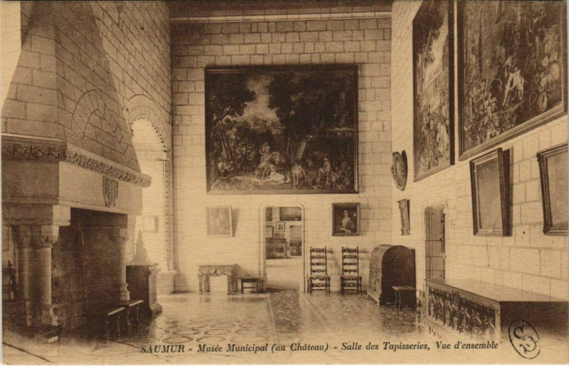 Carte postale ancienne Saumur Musee municipal, Salle des Tapisseries France à Saumur