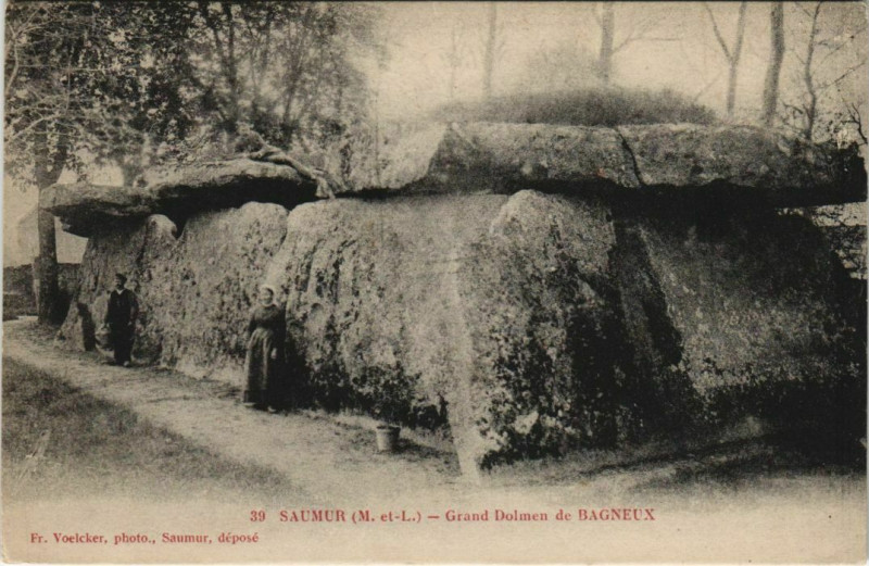 Carte postale ancienne Saumur Grand Dolmen de Bagneux France à Saumur