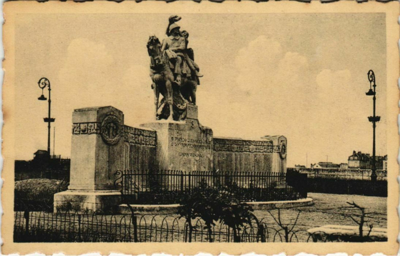 Carte postale ancienne Saumur Monument aux Combattants France à Saumur