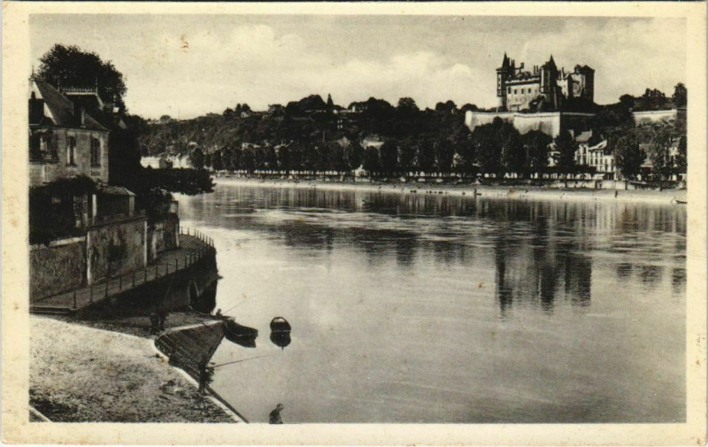 Carte postale ancienne Saumur Le Chateau et la Loire France à Saumur