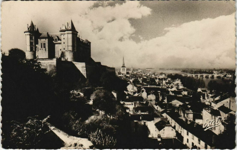 Carte postale ancienne Saumur Le Chateau , la Ville et la Loire France à Saumur