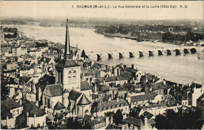 Carte postale ancienne Saumur vue generale et la Loire France à Saumur