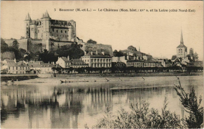Carte postale ancienne Saumur Le Chateau France à Saumur